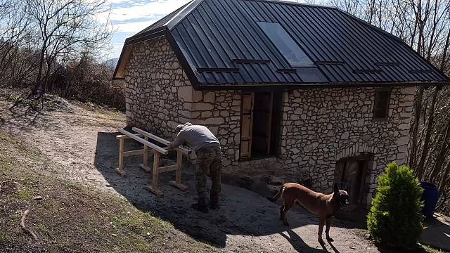 隐居在春暖花开的大山里面，修饰装潢着木楼梯，生活越来越奢华