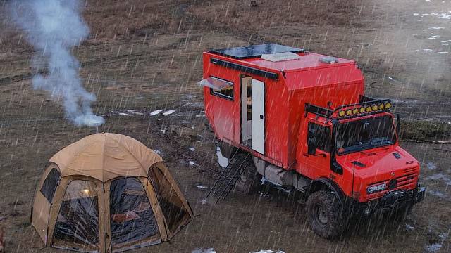 夫妻二人驾驶越野房车，在雪地森林野营，这日子享受的真令人羡慕