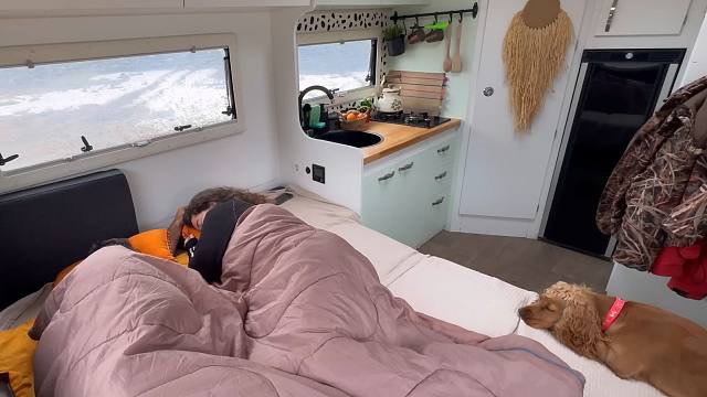 外面是极冷的雪地森林，夫妻二人窝在温暖的房车内睡觉，这舒适感太温馨了