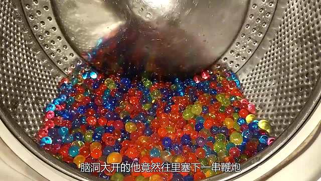 往洗衣机里丢下一把粉笔会怎样？启动开关后，画面十分有趣！