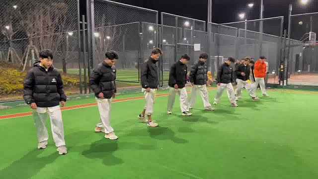 别理会风声，继续飞翔，别让现实挡住了梦想的去路。