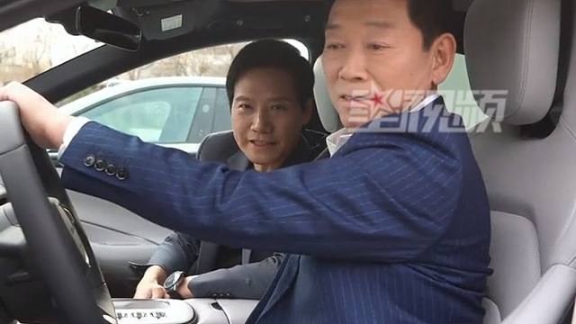 小米汽车SU7正式发布，长城董事长和雷军互赠新车