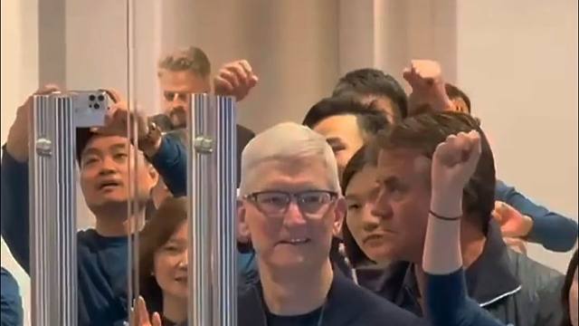 苹果CEO库克开门迎客！Apple静安店正式开业！