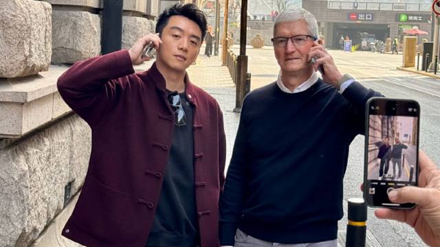 苹果 CEO 库克为郑恺 iPhone 签名