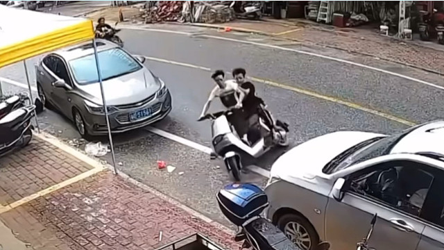 车停得好好的，不知道被谁撞了 我们该如何处理？#汽车知识分享