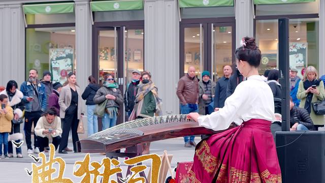 【法国街头｜典狱司】前奏高燃！古筝也能唱戏腔？