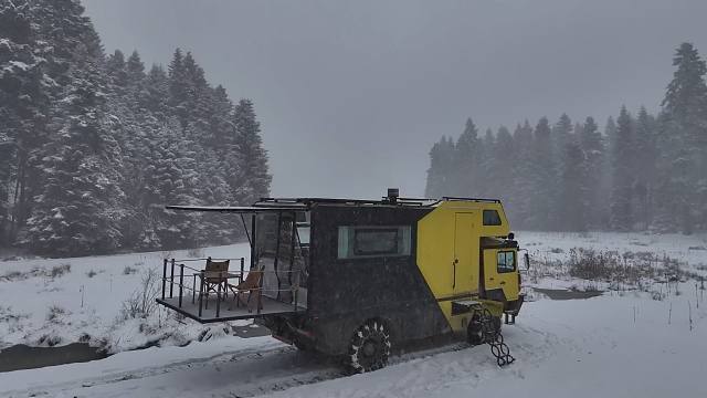 极北森林冰天雪地，夫妻二人躲在超大房车内睡觉，暖和得太享受了
