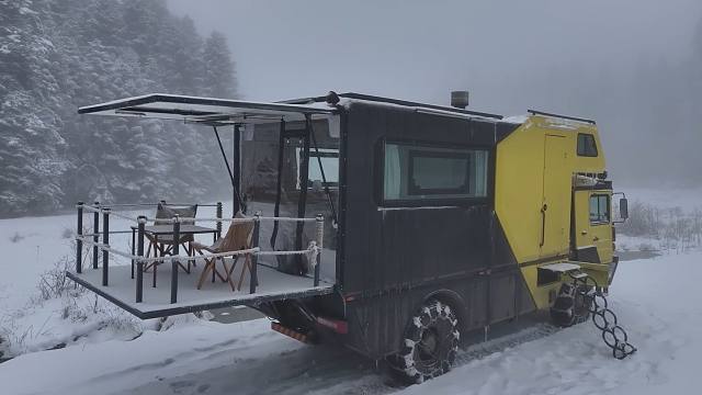 这才是真资格的土豪夫妻，开着辆超级旅行房车，在大雪森林享受奢华