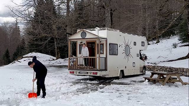 这才是土豪夫妻，开着辆超级旅行房车，在雪地森林体验极致般享受