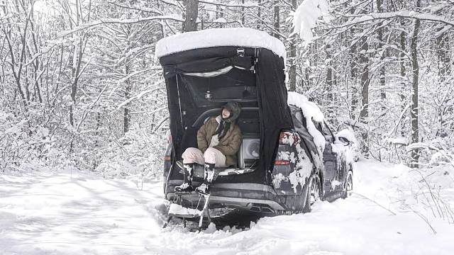 雷电暴雪野营，不是樱花而是在雪花中雪中露营！雷声.闪电.雪花.亚亚