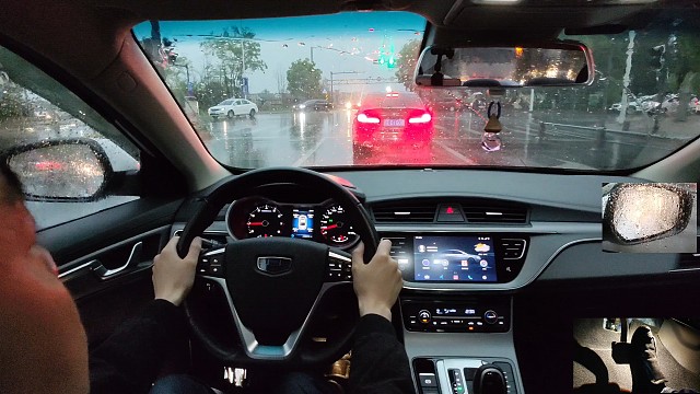 新手学车，大雨窄路会车视线不好，该如何操作车辆？