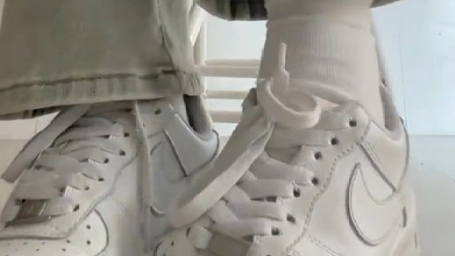 试穿运动鞋搭配白色棉袜