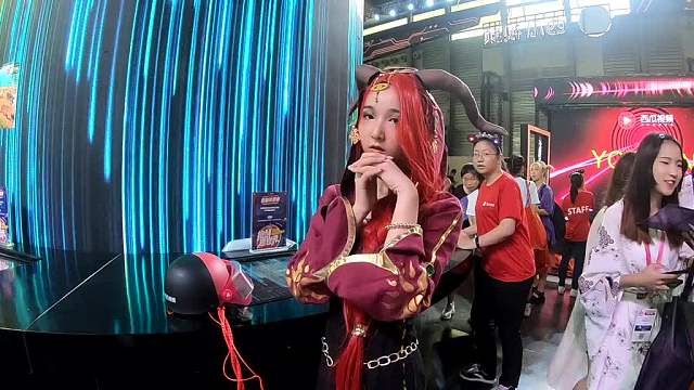 在西瓜展台偶遇第五人格里的园丁，大家有看见她的工具箱吗？