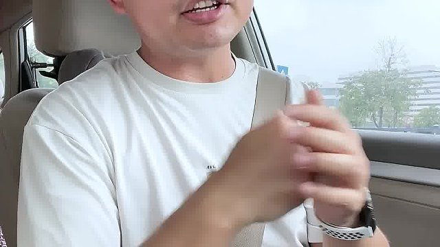 行驶中突然爆胎,怎么处理才是正确的？ #开车技巧