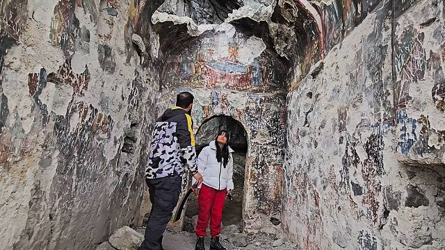 夫妻俩胆子太肥了，把房车开到废弃修道院露营，夜晚就大降暴风雪