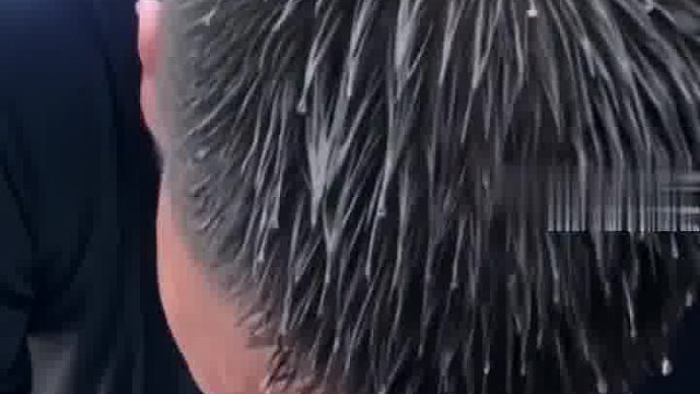 气温飙升至35 °C，高校里体育生发飙