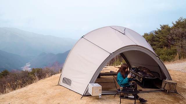 高山深处的极致露营，感受清新的山风和宁静！沉浸式露营. 露营电影