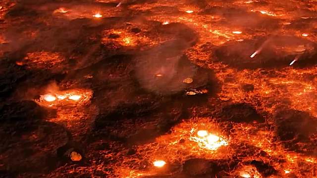 地球刚刚诞生的时候经常“发高烧”，还经常被“暴揍”