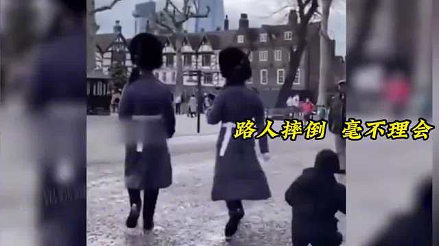 下意识的举动让人破防，退伍老兵举动让人一秒泪崩