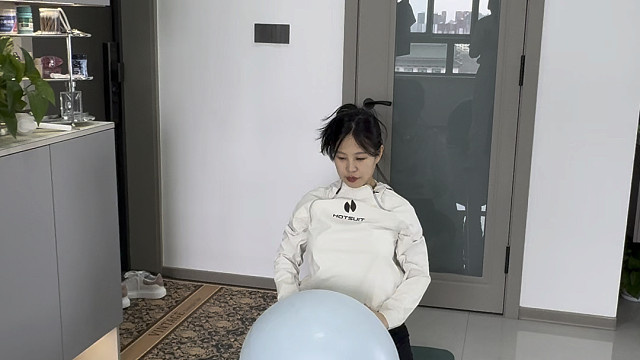 瑜伽球开肩美背动作