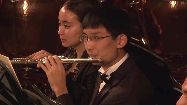 一朵鲜花打扮不出美丽的春天＿