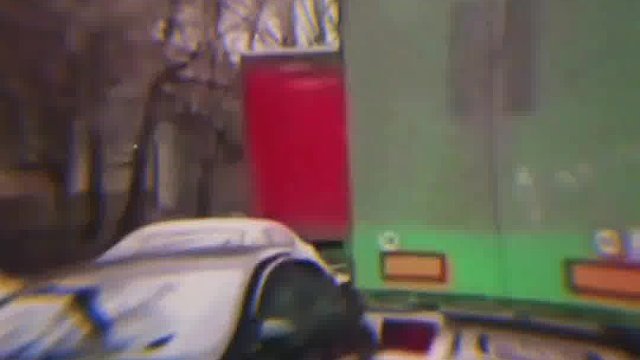 货车已经在很着急的右转了后面不停的按喇叭催促！