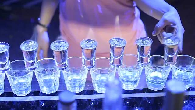 真会挑人啊，人贩子竟抓了一个爸爸是退役B王，妈妈是顶级特工的小孩，这下后悔都来不及！