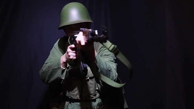 有人慌张见面，有人简单告別。