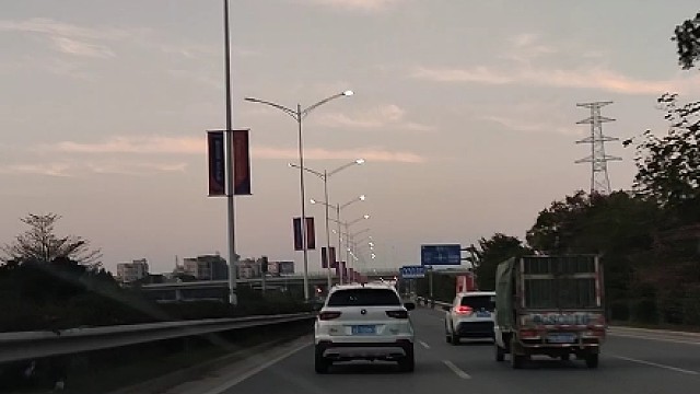 开车路上一定要牢记的四个跟车技巧‼️避免发生危险#驾驶技巧 #带你懂车 #每天一个用车小知识