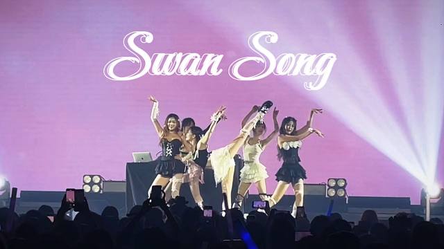 【凹凸凹凸】这真的不是在开演唱会吗！真天鹅Swan Song翻跳公演舞台 | LE SSERAFIM