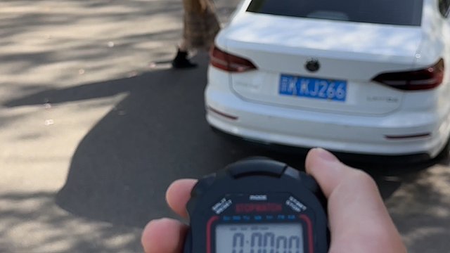 女司机挑战30秒侧方停车！学会了你也可以！