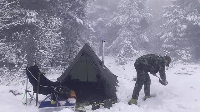 -20°C 冬季深雪热帐篷露营 - 暴风雪 - 丛林露营