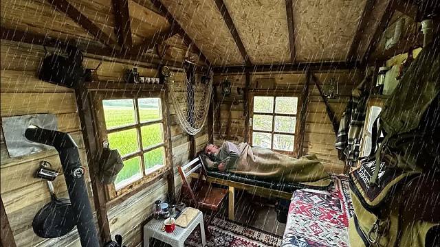 暴风雨快要来临了，赶紧将我的木屋基脚修缮，躲在屋里面特别的享受