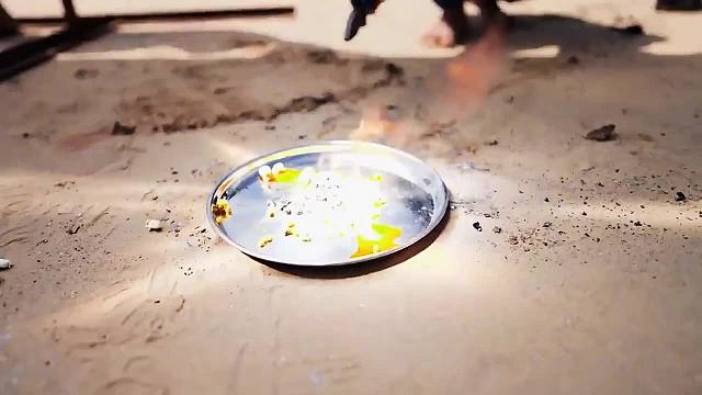 印度小哥自制世界最大放大镜，三分钟烧化银块，最后直接化成水