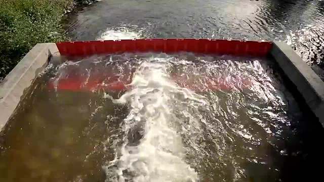 有趣的吸水公路，一车水不到1分钟就没了，这是怎么回事？