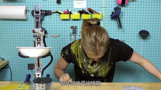 神奇的机械喂饭手臂，吃饭不用手，这是什么黑科技？