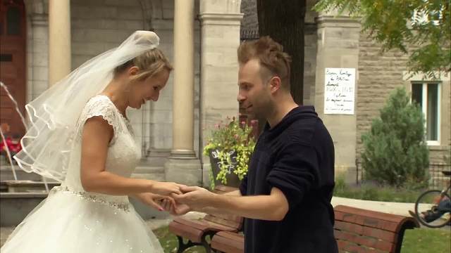 国外女孩假装出轨，恶搞路人，场面惊呆路人