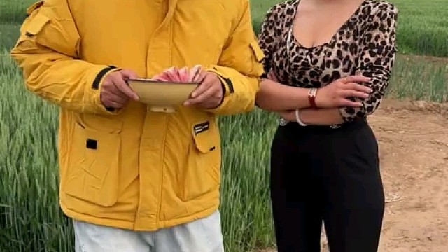 咱两是同行，以后跟着姐，吃饱穿暖！