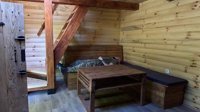 独居在森林的百年老石屋中，今天我要托盘制作角落沙发，享受解压的过程