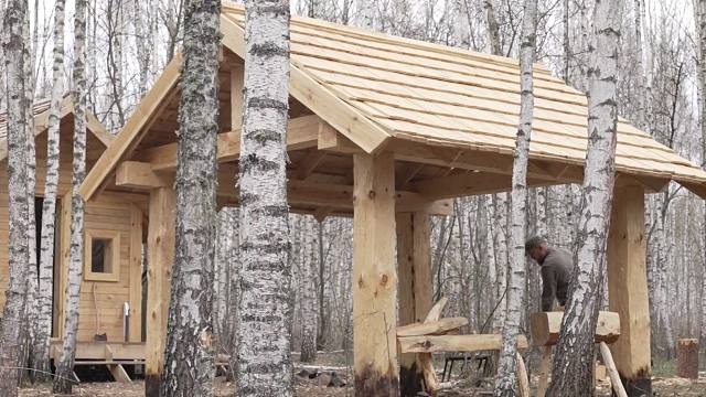 独居森林木屋生活，用手工工具做木工，最后搭建我的小木屋内部结构