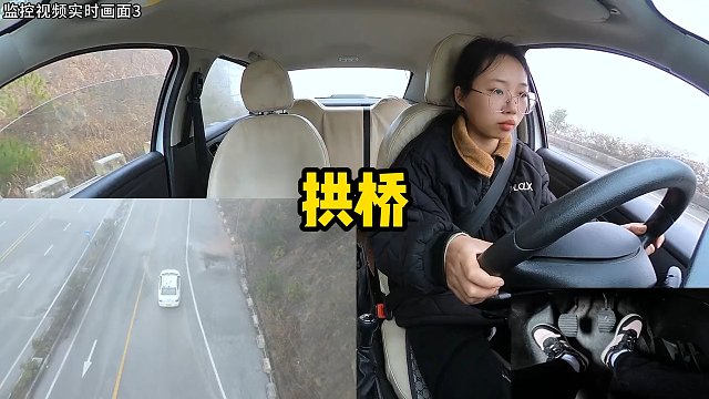 实拍科目三考试，00后学生小妹第二把补考，在这雨雾交加的环境 里临危不乱！依然能保持娴熟的操作，冷静