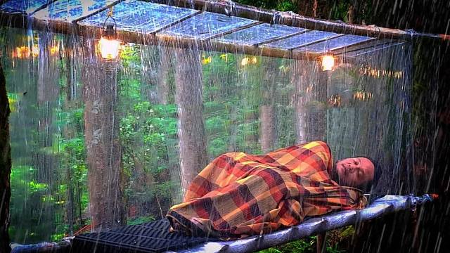 一个人在大雨中露营！用塑料布搭建透明避难所