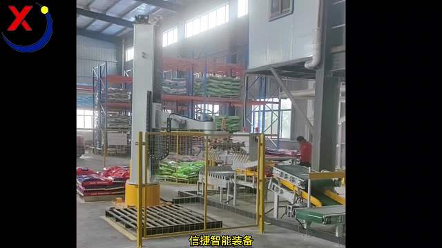 这么大的车间就两三个工人，立柱机器人饲料厂应用