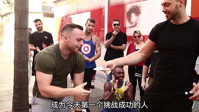 重达64斤的壶铃，谁能单凭腕力将他举起，就能赢得一百欧的奖励