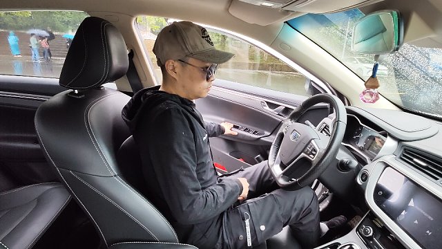 新手开车如何正确调整坐姿？