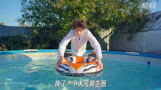 国外小伙用踩高跷，挑战水上行走，结果差点成功了