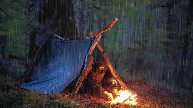 一个人在大雨中过夜-在帐篷里放松