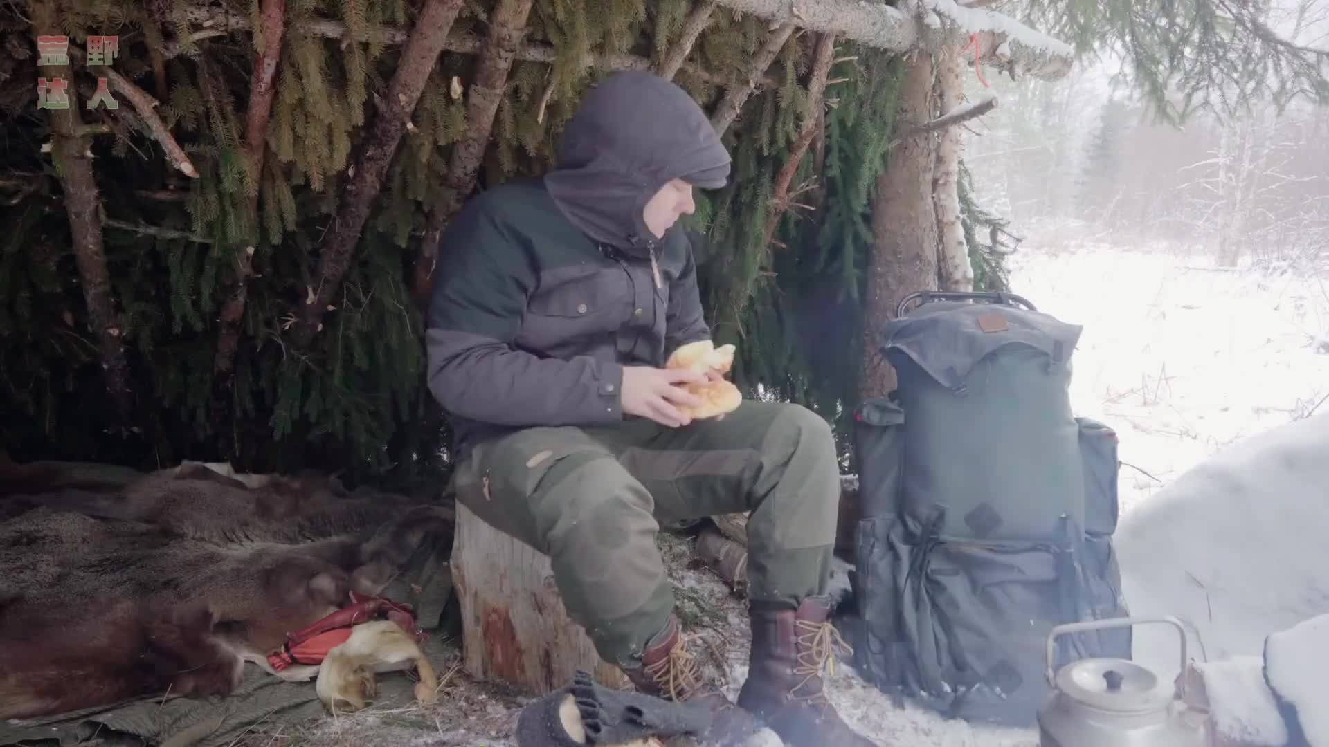 风雪中野外庇护所露营  烤牛肉 过夜