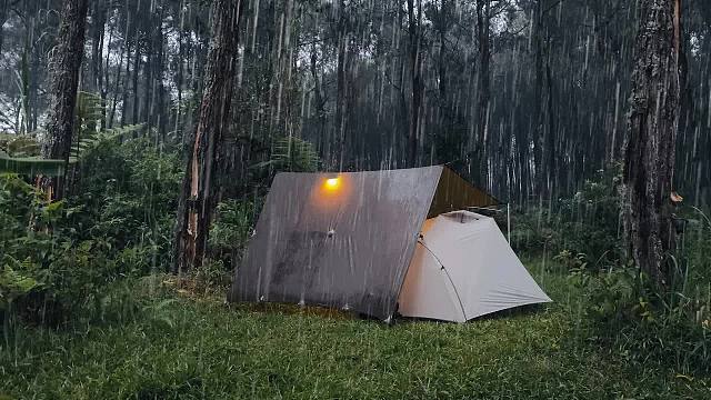 大雨中独自露营-在雨中放松露营和烹饪