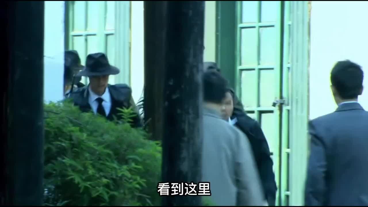 女特工正在发报，不料竟被大批特务盯上